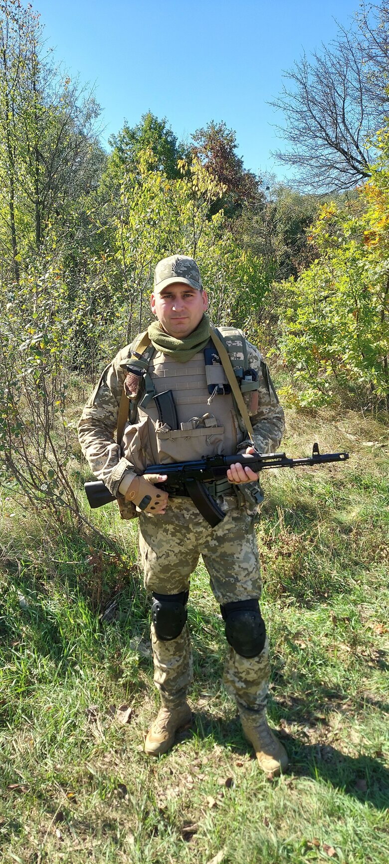 Володимир Мукан: Коли заїхали в Слов’янськ, назустріч нашій колоні військових безперестану мчали швидкі допомоги з пораненими, десь далеко було чутно вибухи. Відчувався подих війни 06
