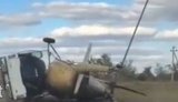 Росіяни намагалися перевезти вертоліт Мі-2 на пікапі, але перекинулися разом із ним. ВIДЕО