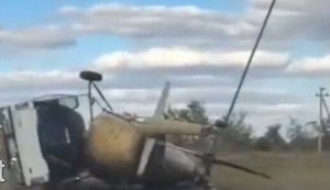 Росіяни намагалися перевезти вертоліт Мі-2 на пікапі, але перекинулися разом із ним. ВIДЕО