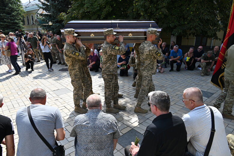 Із полковником, депутатом Київради від ЄС Сергієм Ільницьким (Сокіл), який загинув у бою проти рашистів у лавах піхоти 28 ОМБр, попрощалися в Києві 32