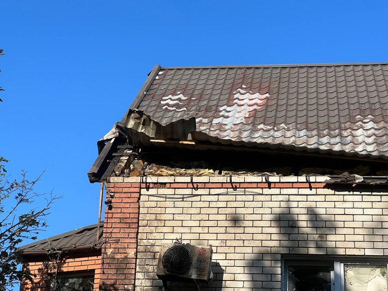 Наслідки падіння уламків збитого безпілотника у Миколаєві 02