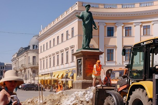 Пам’ятник Дюку де Рішельє в Одесі після демонтажу захисної конструкції