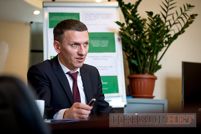 Директор Держбюро розслідувань Роман Труба: Яка була б реакція, якби дружині директора ФБР, яка живе з двома малолітніми дітьми, дзвонили протягом дня, погрожували? Дзвонили вночі… 06