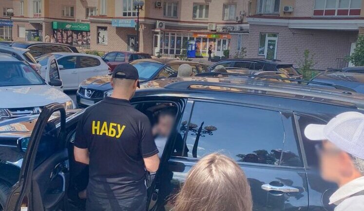 НАБУ викрило на корупції "слугу народу", який створив схему закупівлі дронів та РЕБ за завищеними цінами. ФОТОрепортаж (доповнено)