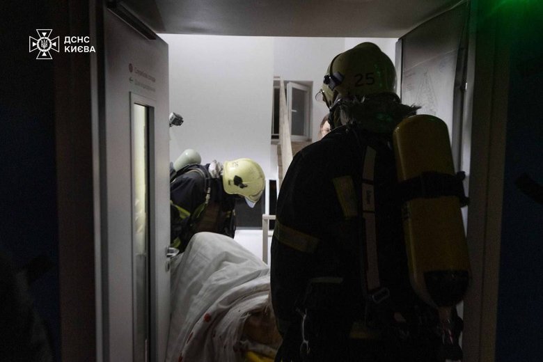 Нічна атака РФ на Київ: в Оболоні загорівся медзаклад, є загиблий