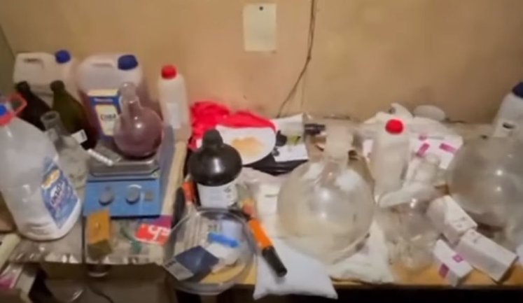 В квартире преступника в Каменском была обнаружена лаборатория по изготовлению метамфетамина, - полиция Днепропетровщины. ВИДЕО