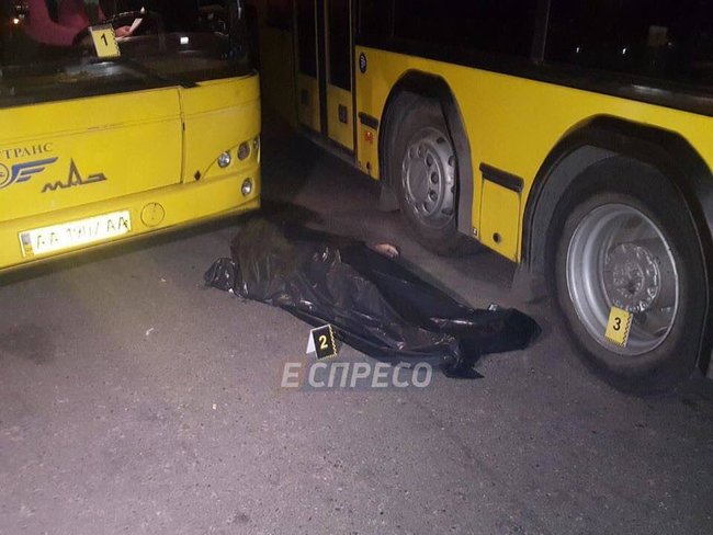 Кондуктора Киевпастранса зажало насмерть между двумя автобусами 01