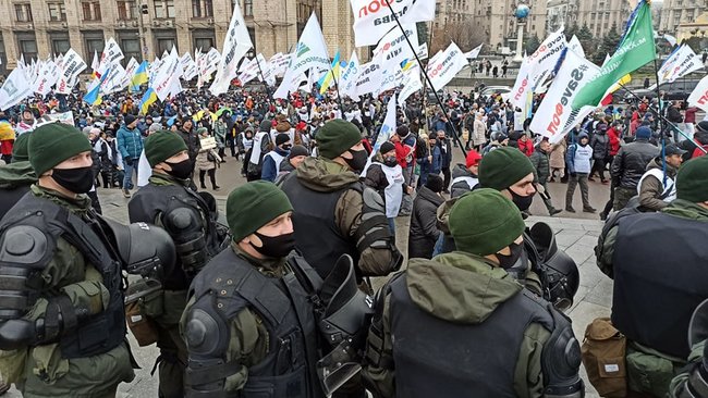ФОПы попытались установить палатки на Майдане Незалежности: между митингующими и правоохранителями произошли стычки 69