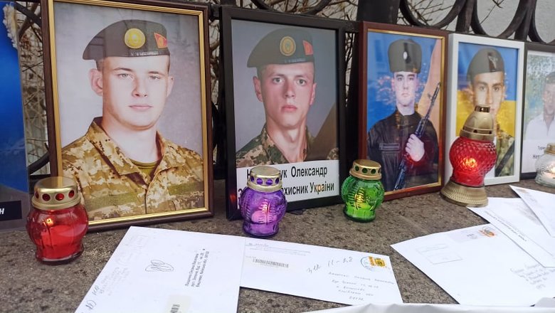 Требую справедливости: родные погибших военнослужащих пикетировали ОП с требованием расследовать случаи небоевых потерь 22