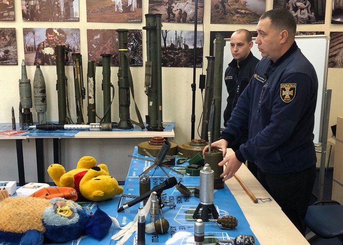Юрій Цикенюк: Є такі міни, які спрацьовують на ходу людини. Вона пропустить собаку, техніка проїде, а коли відчуває, що йде людина, міна виплигує і вибухає 08