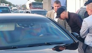 Киевские патрульные остановили автомобиль Григория Суркиса и составили протокол за установленные спецсигналы. ФОТОрепортаж