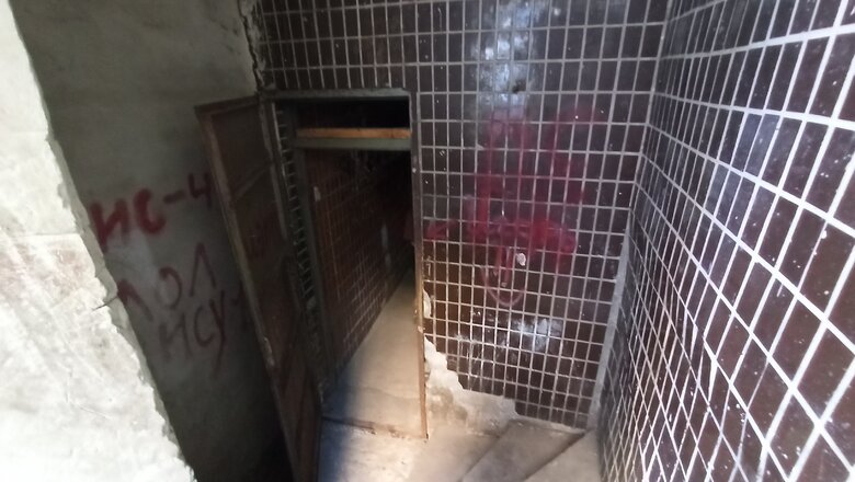 Зачинені двері, кодові замки та записки з телефонними номерами: як потрапити до укриттів у Києві 19