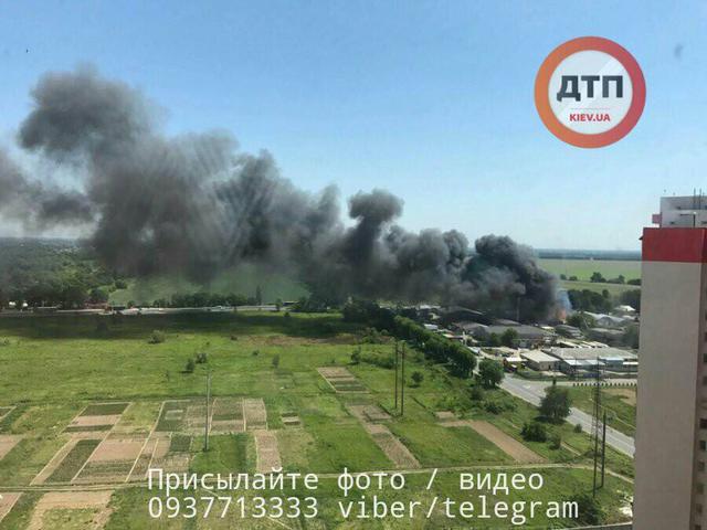 Масштабна пожежа в Броварах: спалахнули склади з пальним 03