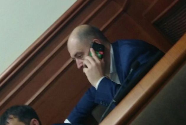 Несколько депутатов Батькивщины в Киевсовете украсили телефоны наклейками Зе! 01