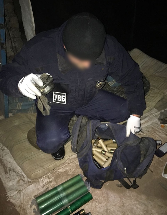 Нацполиция Донетчины обнаружила схрон с боеприпасами и задержала там дезертира, подозреваемого в краже 02 Нацполиция Донетчины обнаружила схрон с боеприпасами и задержала там дезертира, подозреваемого в краже 02