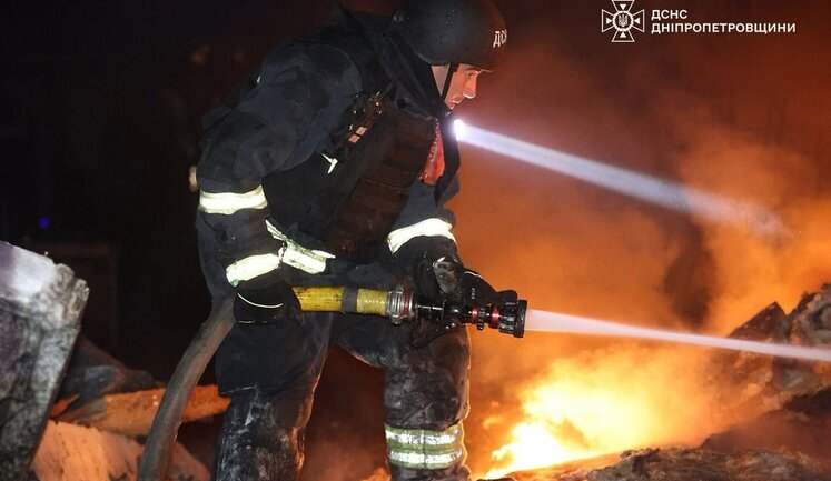 Ликвидированы пожары, вызванные массированной атакой дронов на Днепр, - ГСЧС. ФОТОрепортаж