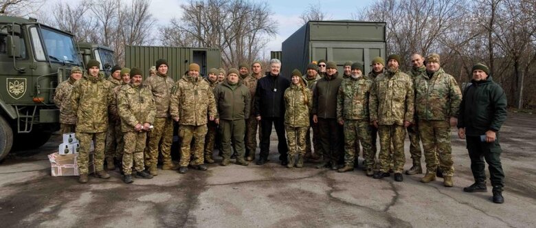 Порошенко привіз допомогу для ЗСУ
