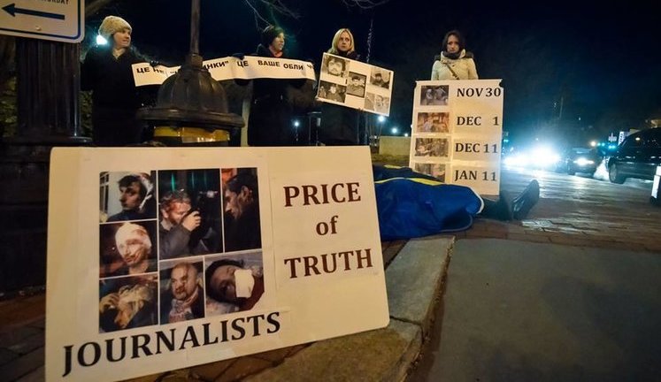 Активисты в Вашингтоне испортили ужин Клюеву и Бондаренко: "Аппетит явно был негодным". ФОТОрепортаж