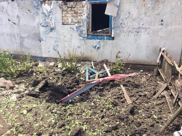 Последствия обстрела Красногоровки боевиками 05