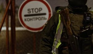 Працівник ТЦК на одному із блокпостів Київщини розбив скло в авто після того, як водій скоїв на нього наїзд: поліція розпочала розслідування. ВIДЕО