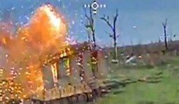 дрон влучає у російський танк