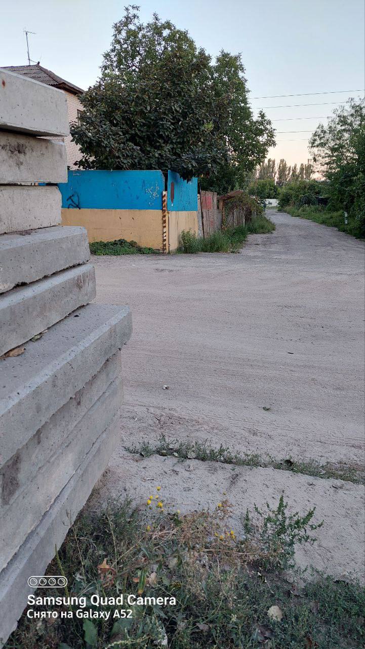 Партизани позначають стіни й паркани в окупованому Херсоні українськими символами 04