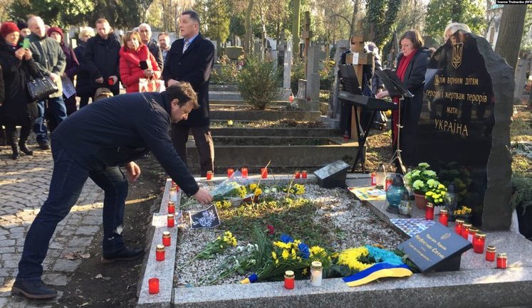 Мы живем в долгу перед ними, - в Праге почтили память погибших Героев Небесной Сотни. ВИДЕО+ФОТО