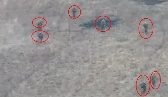 група окупантів йде полем