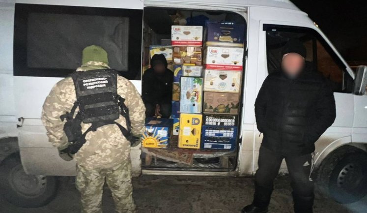 Ховався серед ящиків з-під бананів: біля кордону з Молдовою затримали порушника, - ДПСУ. ФОТО