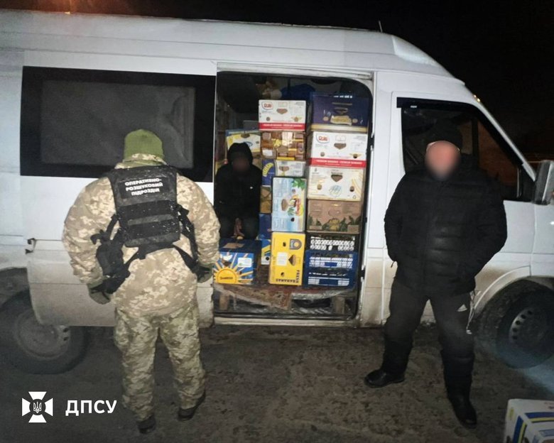 Ховався серед ящиків з-під бананів: біля кордону з Молдовою затримали порушника