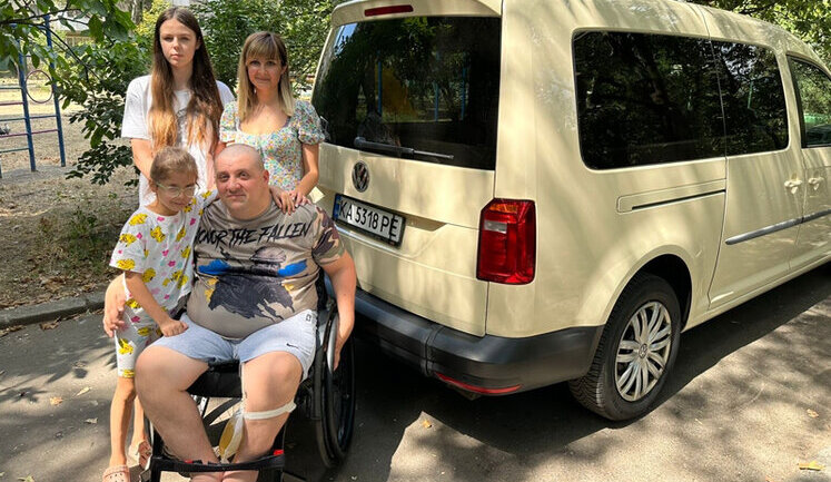 Ветеран 66-ОМБр ЗСУ Андрій Міхов отримав інклюзивне авто. ФОТО
