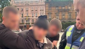 Мужчину в балаклаве с ножом задержали на акции против отставки Федорова во Львове: его личность установлена. ФОТО