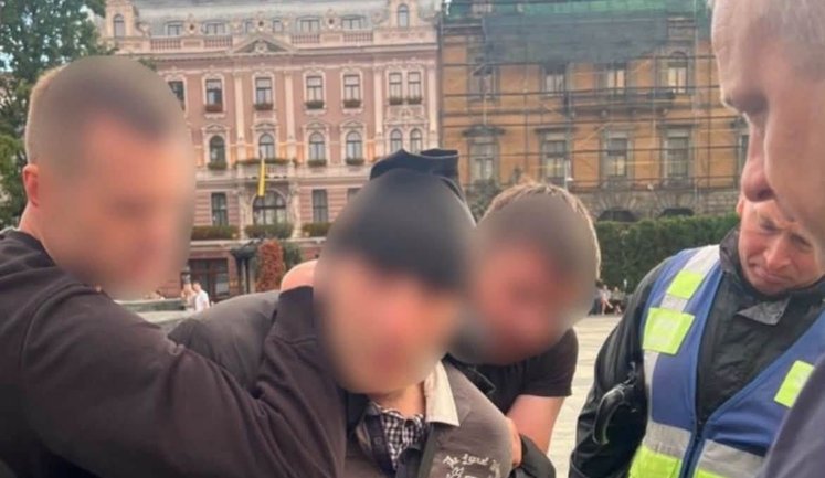 Мужчину в балаклаве с ножом задержали на акции против отставки Федорова во Львове: его личность установлена. ФОТО