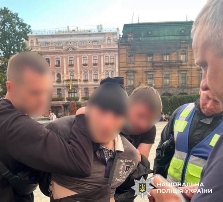нападавший