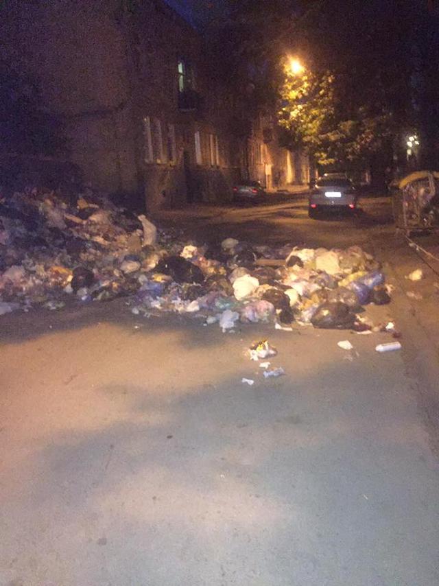 Улицу во Львове заблокировали мусором 01 Улицу во Львове заблокировали мусором 01