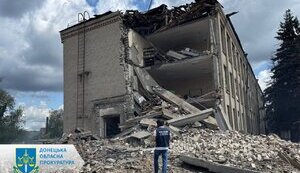 Russians strike Sviatohirsk with S-300 SAMs: five wounded, 19 apartment buildings and private houses damaged. PHOTOS