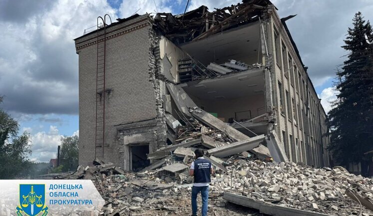 Russians strike Sviatohirsk with S-300 SAMs: five wounded, 19 apartment buildings and private houses damaged. PHOTOS