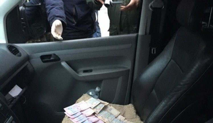 Один із керівників райвідділу поліції Кременця затриманий на хабарі у 8 тис. грн. ФОТО