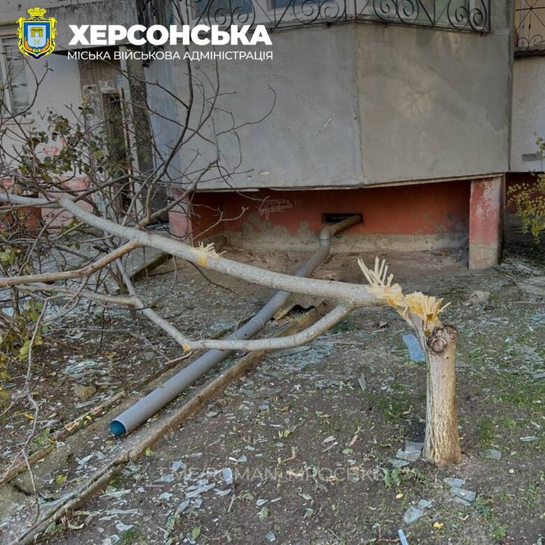 Зранку окупанти обстріляли житлові квартали Херсону 05