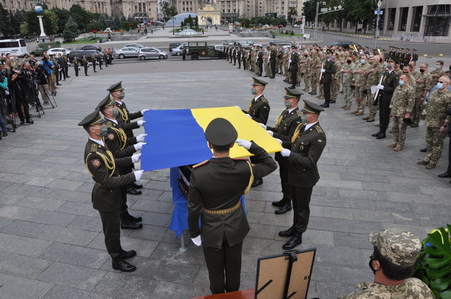 С погибшим Героем Украины Тарасом Матвиивым простились на Майдане Незалежности в Киеве 24