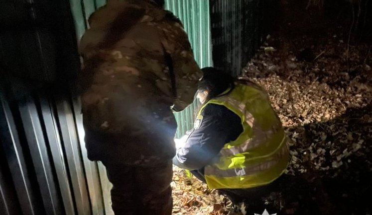 Новорожденного мальчика нашли возле мусорника в Житомире. Матерью оказалась 15-летняя девушка, - полиция. ФОТО