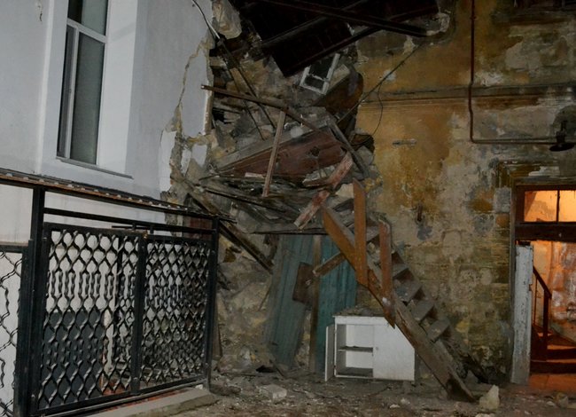 Обвалення будинку в Одесі: з-під завалів дістали пенсіонерку 01