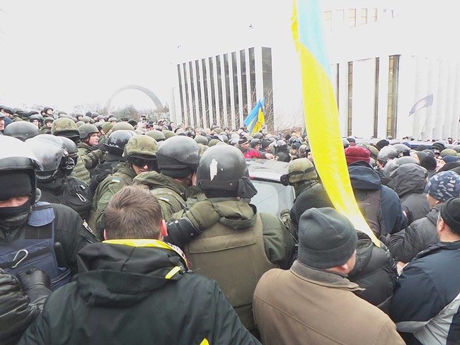 Автомобіль зі Саакашвілі заблоковано, поліція спробувала прорватися, але безуспішно, застосовується газ 01