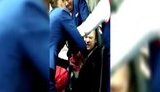 "Скотина! Отпускай!" - из-за пьяного пассажира, избившего бортпроводницу, рейс "Санкт-Петербург-Анталья" вынужденно приземлился в Сочи. ВИДЕО