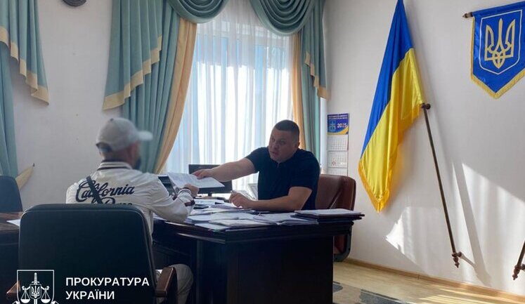 В Киеве будут судить трех мужчин, которые за $2600 обещали помочь с отсрочкой ВВК. ФОТОрепортаж