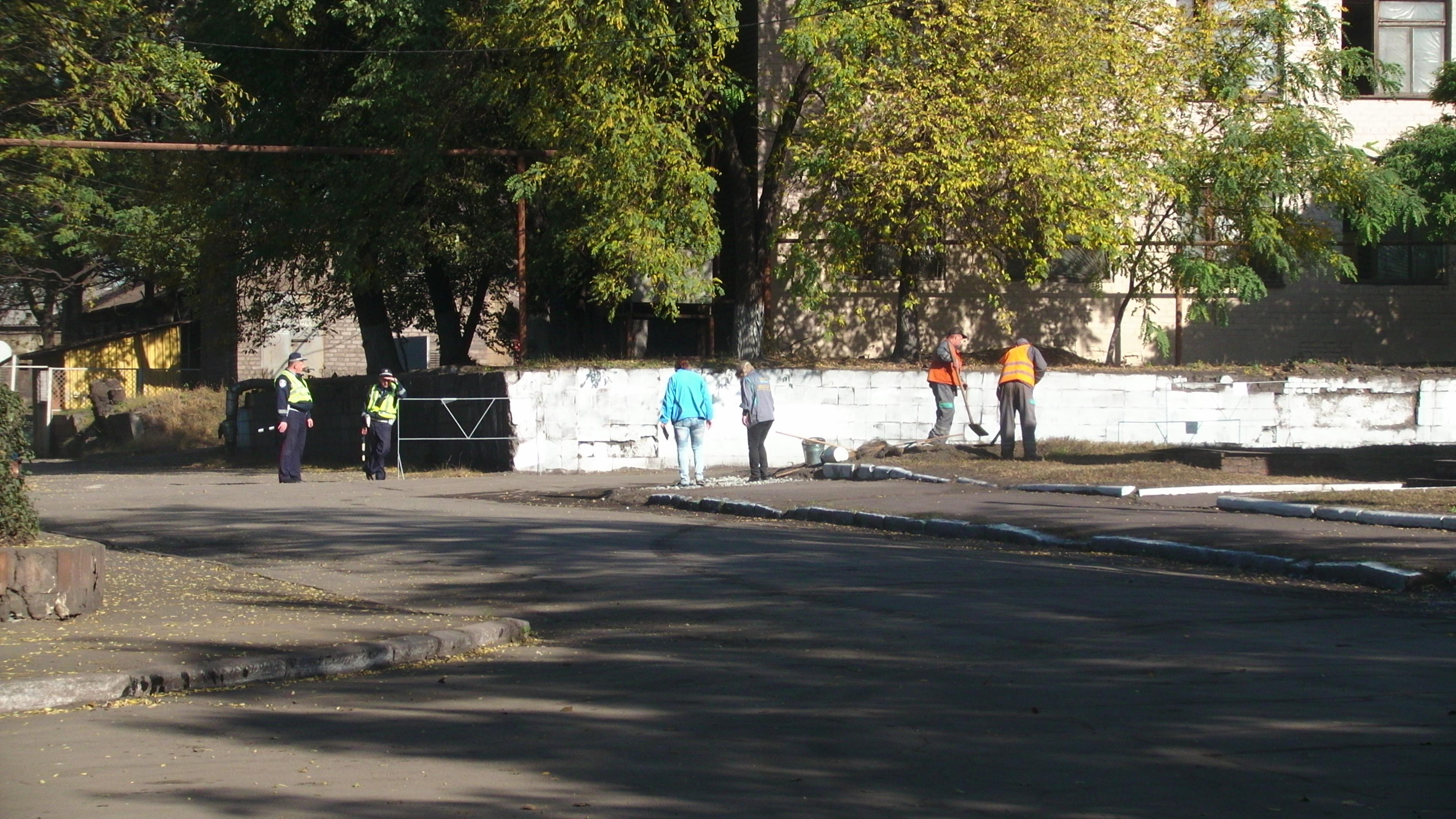 Янукович едет в Енакиево: в городе срочно выкрашивают бордюры и моют окна.  ФОТОрепортаж | Цензор.НЕТ