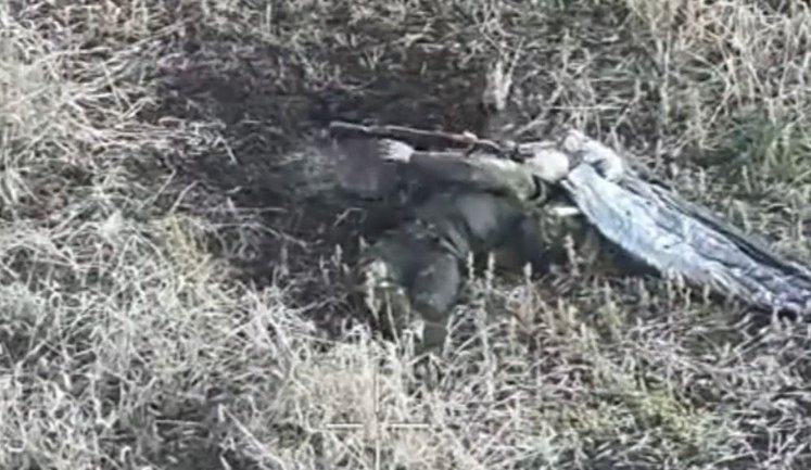 Поранений окупант укорочує собі віку на полі бою. ВIДЕО