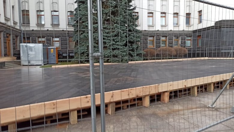 Под Офисом Президента начали устанавливать каток 01