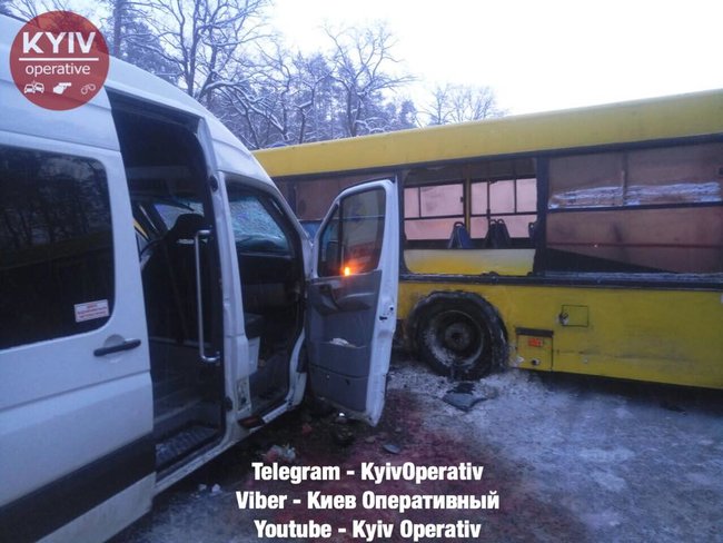 На трассе Киев-Чоп столкнулись автобус и маршрутка, трое пострадавших госпитализированы, - Нацполиция 02