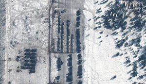 Остін та Столтенберг обговорили скупчення військ РФ біля України